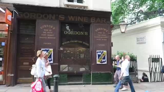 Gordon’s Wine Bar frontage beside Watergate Walk in 2015.