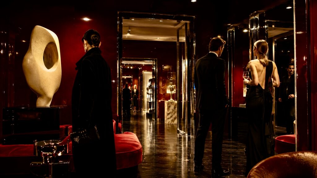 Elegant evening in a chic gallery