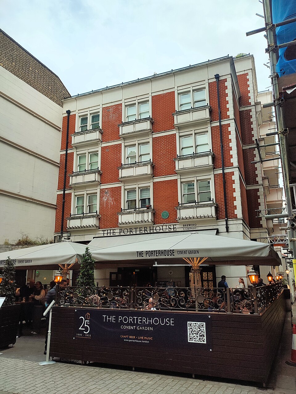 The red-and-cream Porterhouse pub exterior on Maiden Lane in Covent Garden