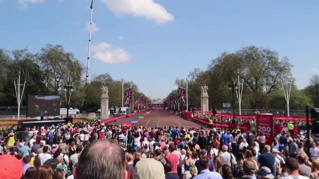 Crowds and runners approaching the London Marathon finish on The Mall in 2018