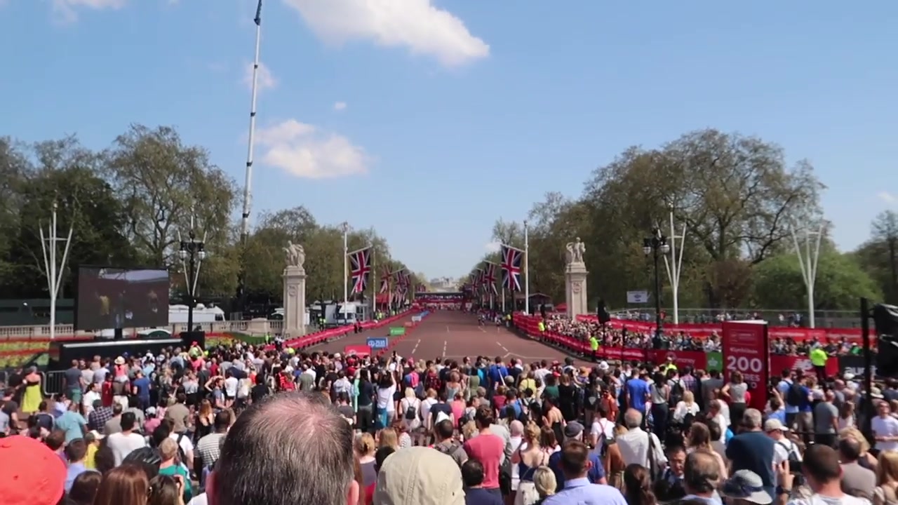 Crowds and runners approaching the London Marathon finish on The Mall in 2018