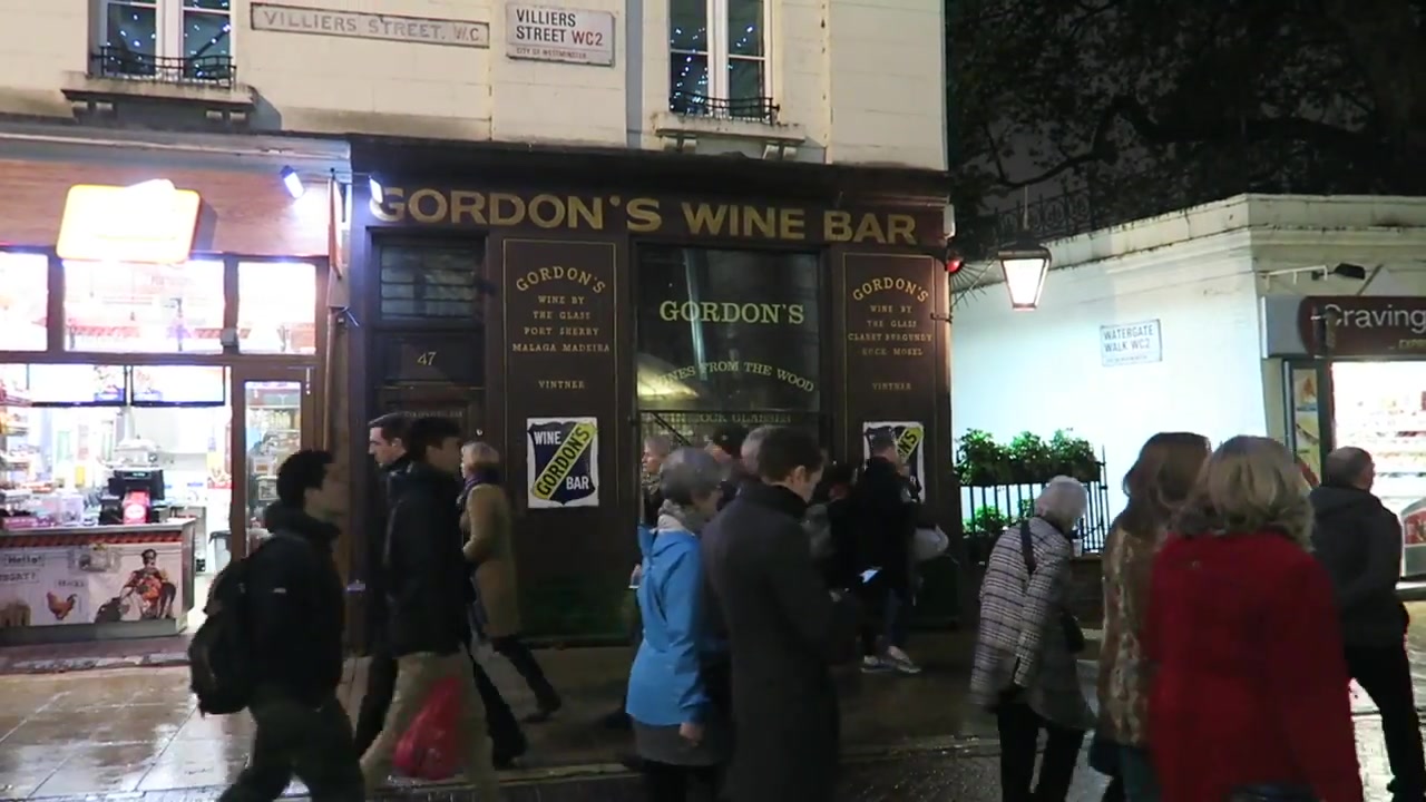 Crowds outside Gordon’s Wine Bar near Embankment on a rainy December evening