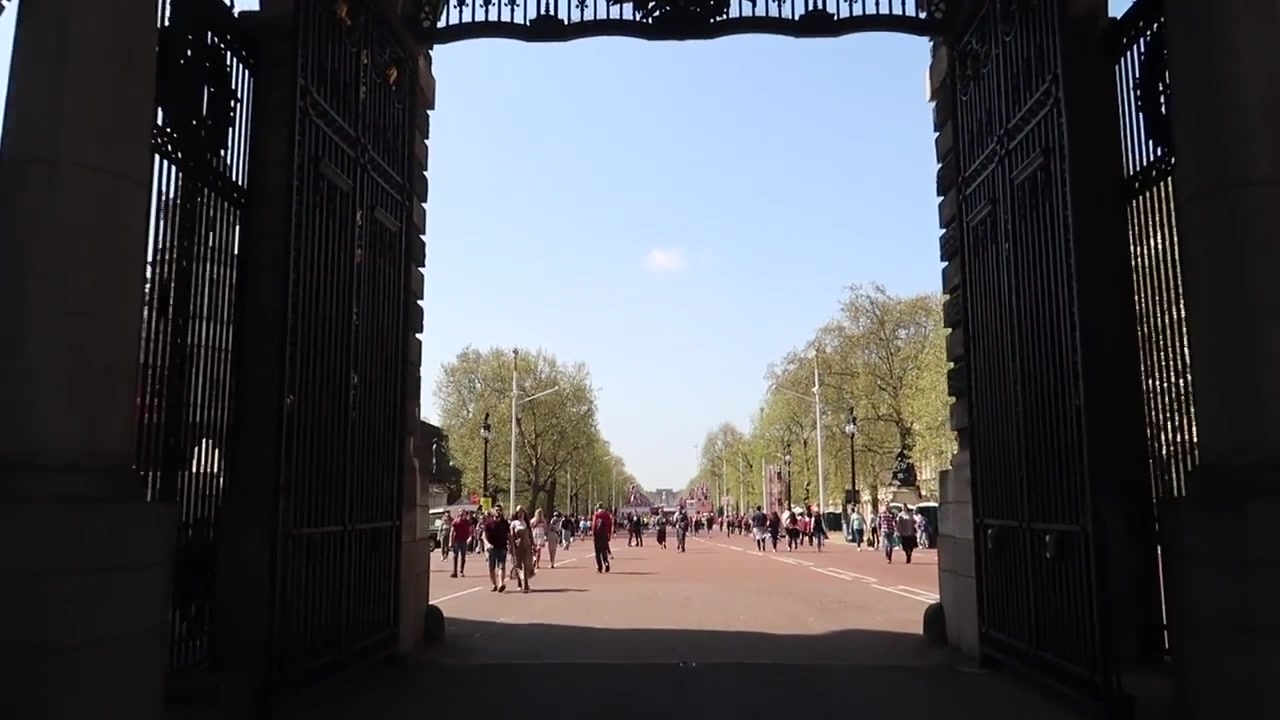 London Marathon runners entering The Mall through the ceremonial gates in 2018