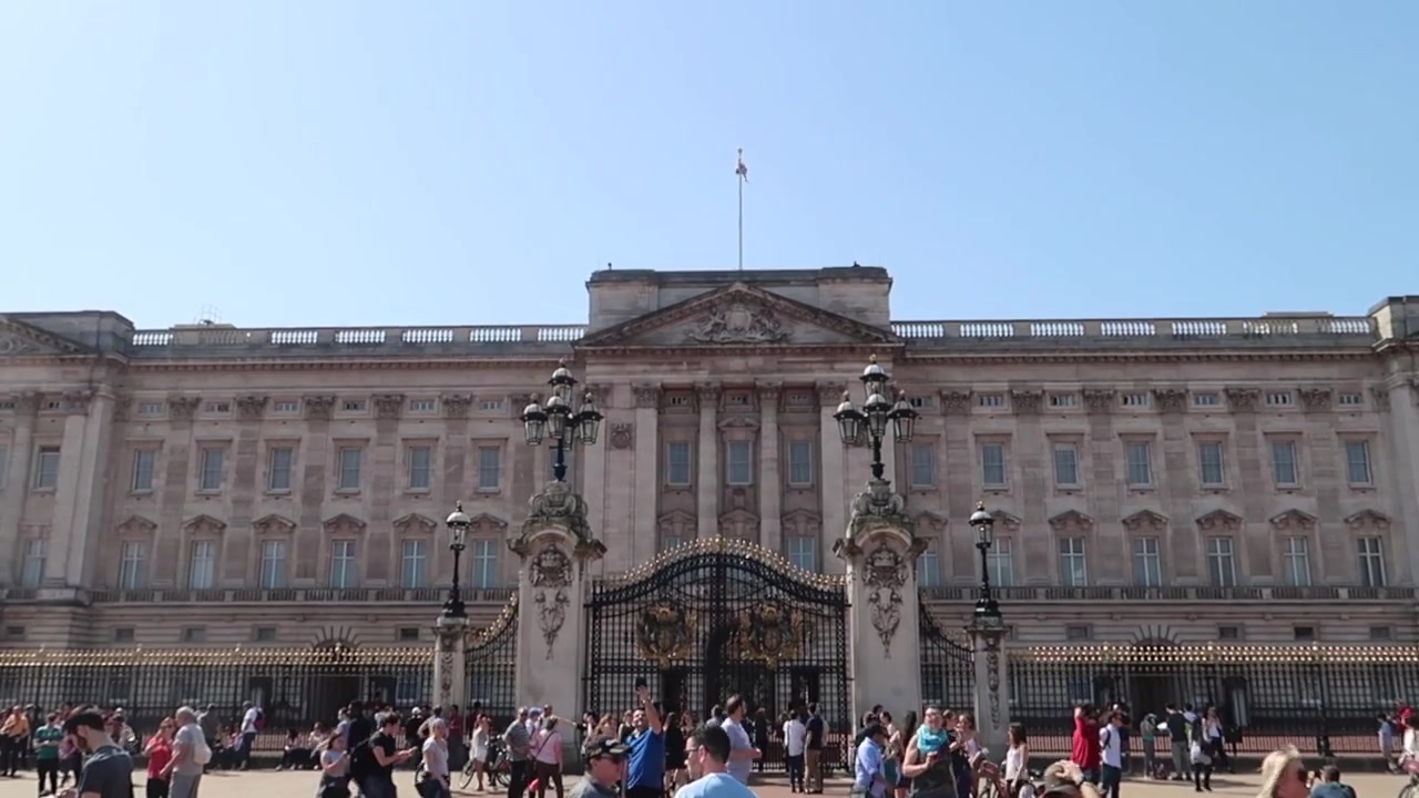 Buckingham Palace and crowds during the London Marathon in 2018