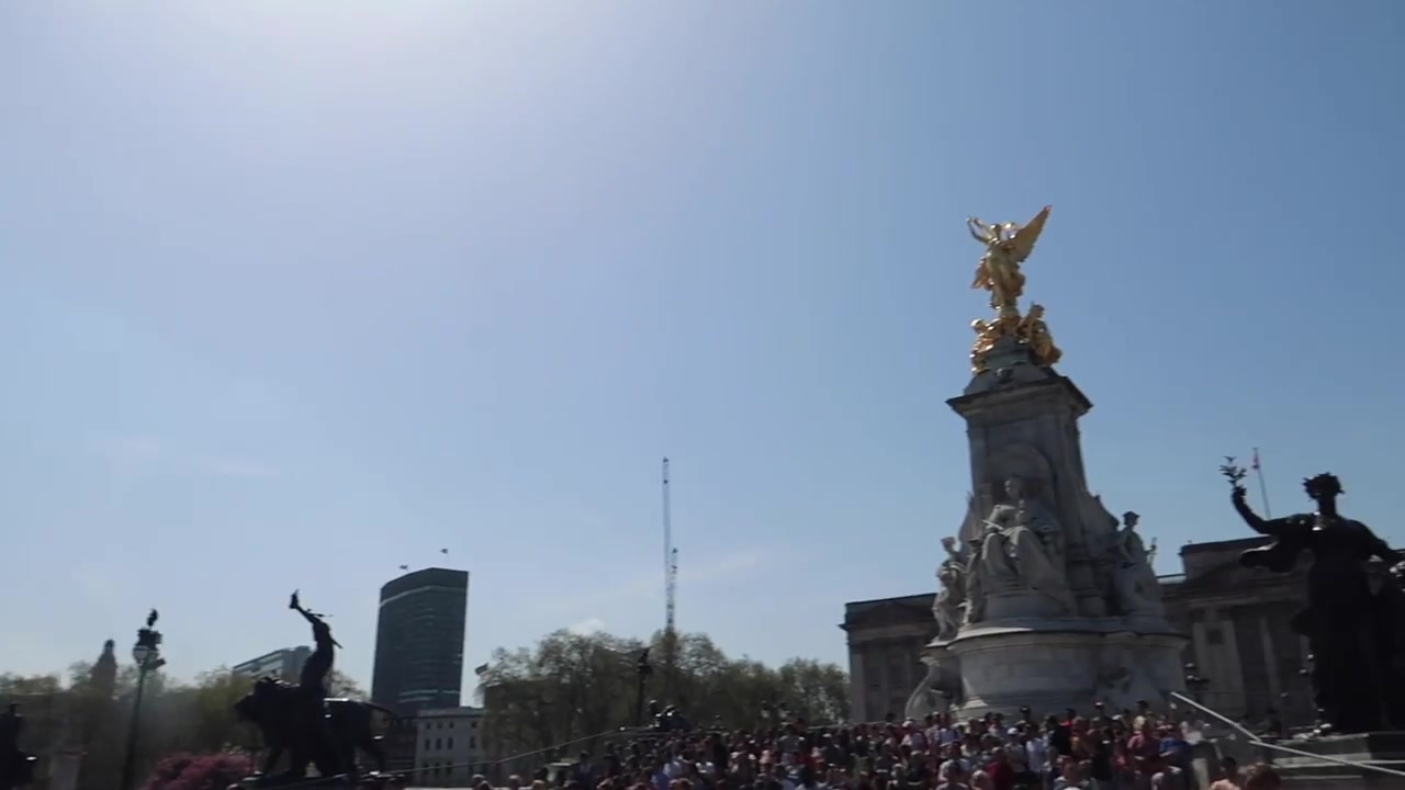 Victoria Memorial and London Marathon spectators near Buckingham Palace in 2018