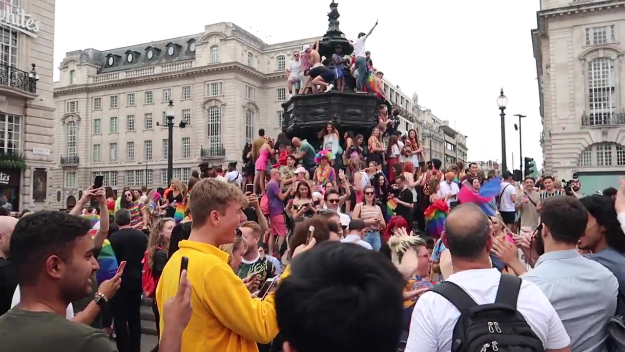Crowds around the Shaftesbury Memorial Fountain at Piccadilly Circus.