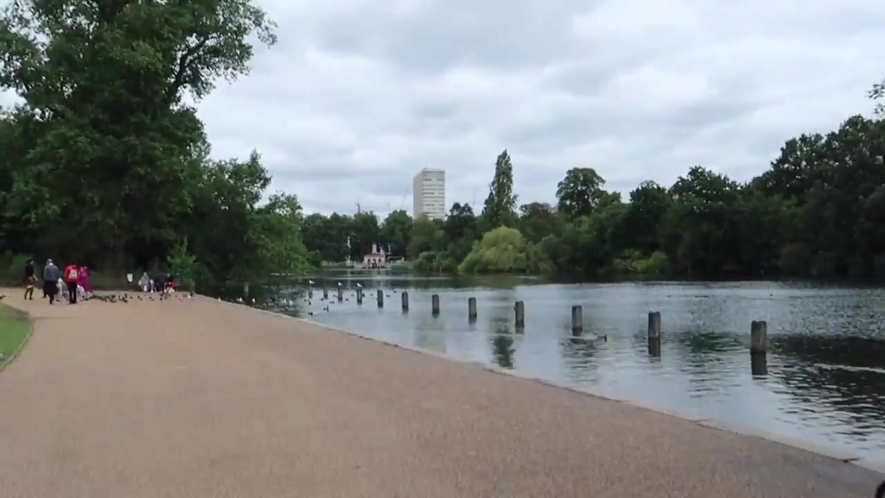 Lakeside path in Kensington Gardens in August 2018