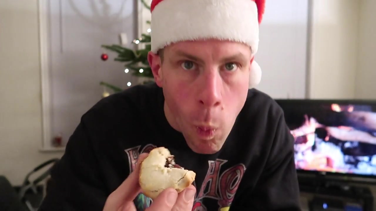 A quick mince pie break in the middle of the decorating.