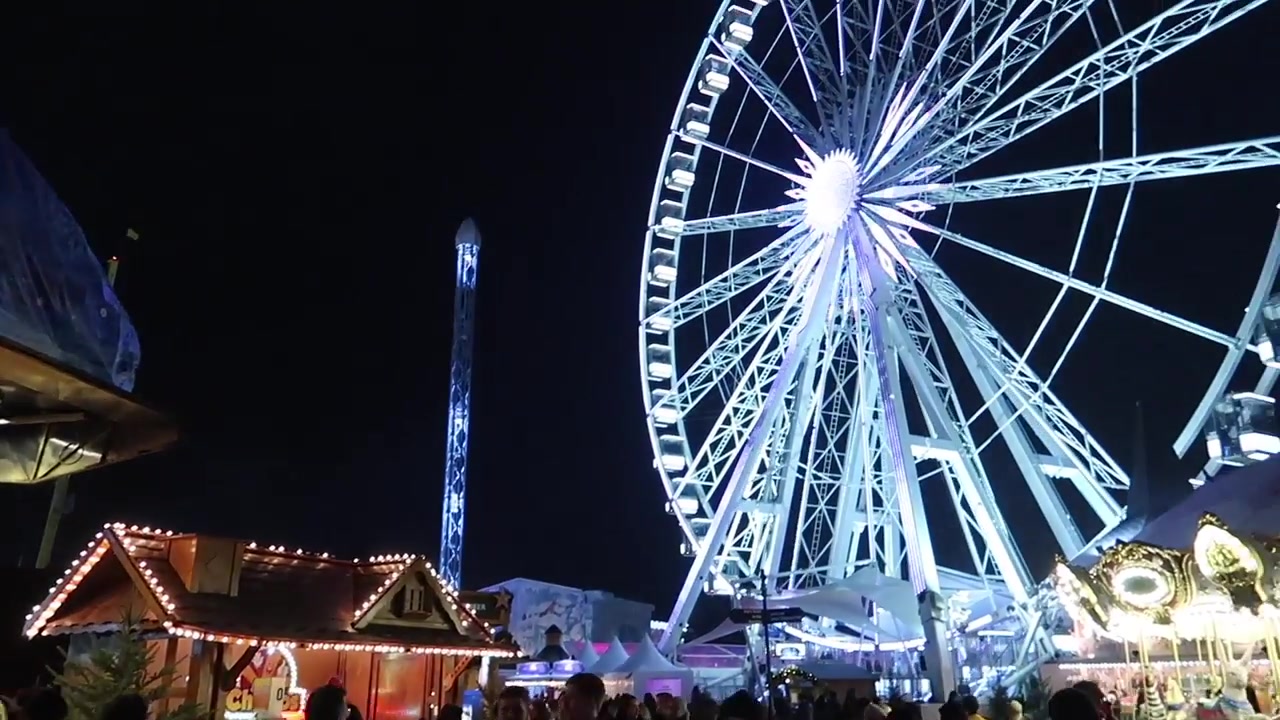 Illuminated giant wheel above Winter Wonderland 2018