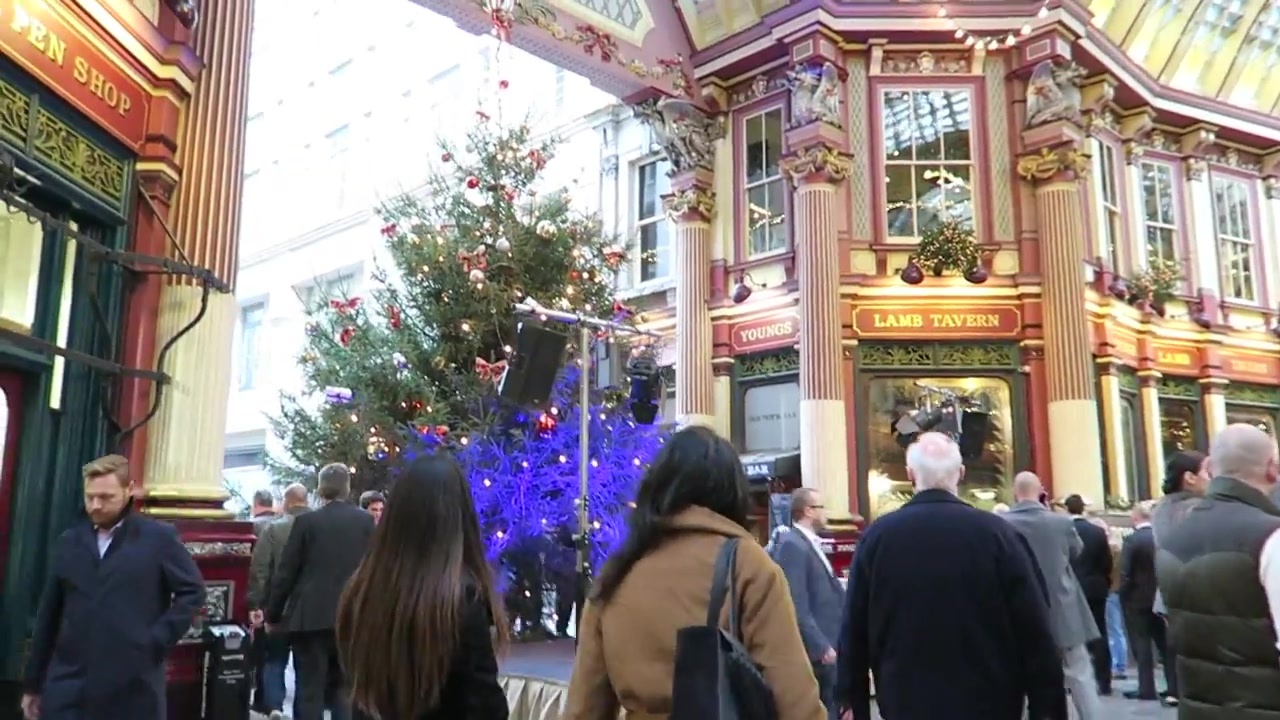Christmas tree and Lamb Tavern at Leadenhall Market
