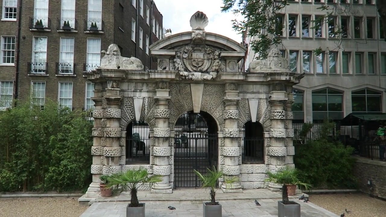 York Watergate beside Victoria Embankment Gardens in the original film.