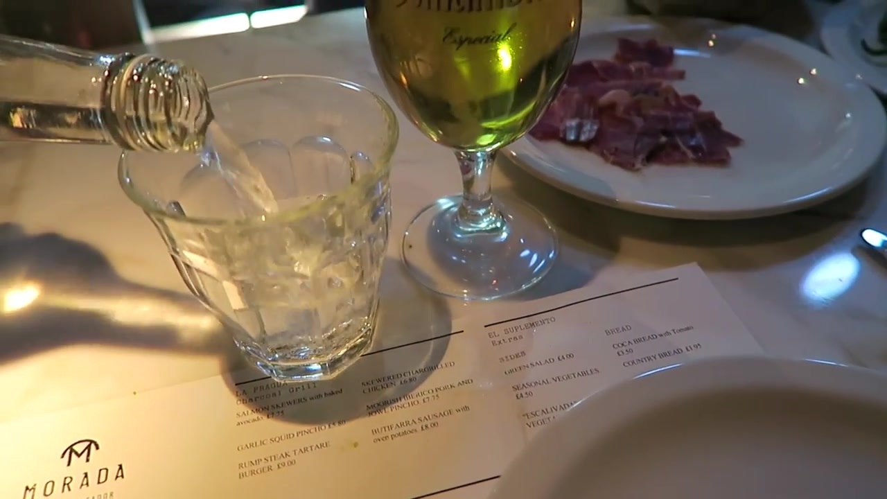 Ibérico ham and drinks on the counter at Morada Brindisa Asador