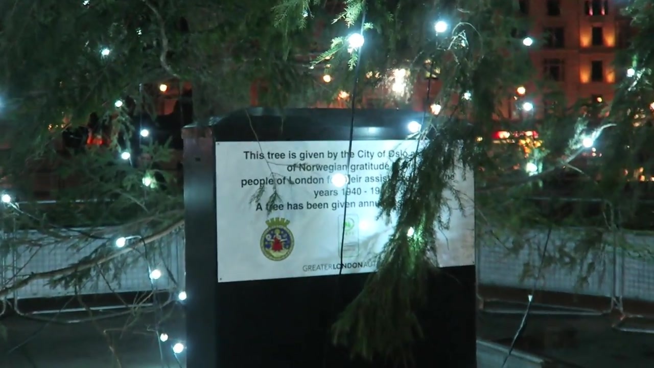 Plaque beneath the Christmas tree recording Oslo’s gift to London.