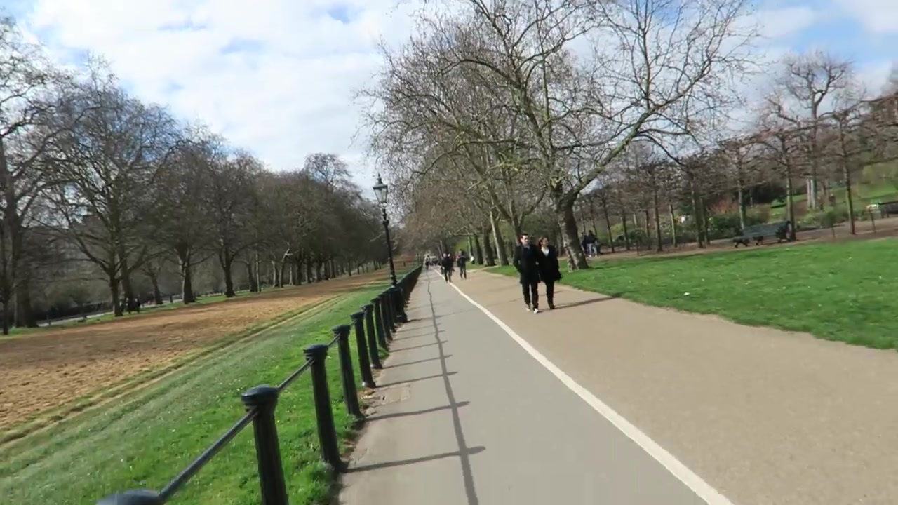 The cycle path beside Rotten Row on the way to Hyde Park Corner.
