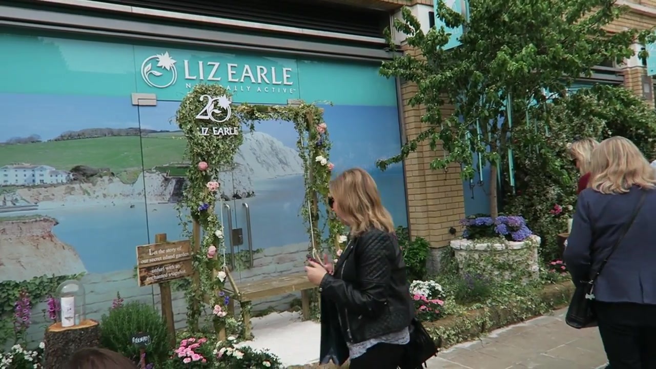 Liz Earle’s garden display inviting visitors into the scene in 2015.