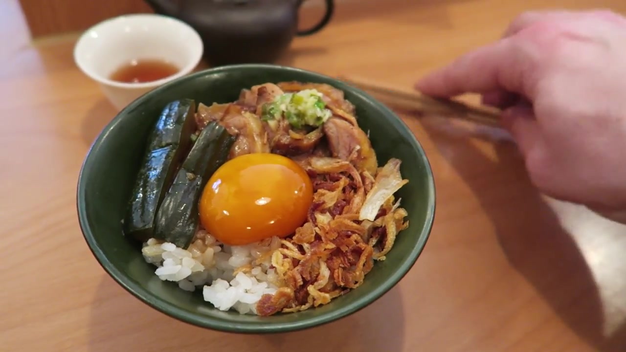 Guinea fowl rice with an egg yolk and crisp shallots