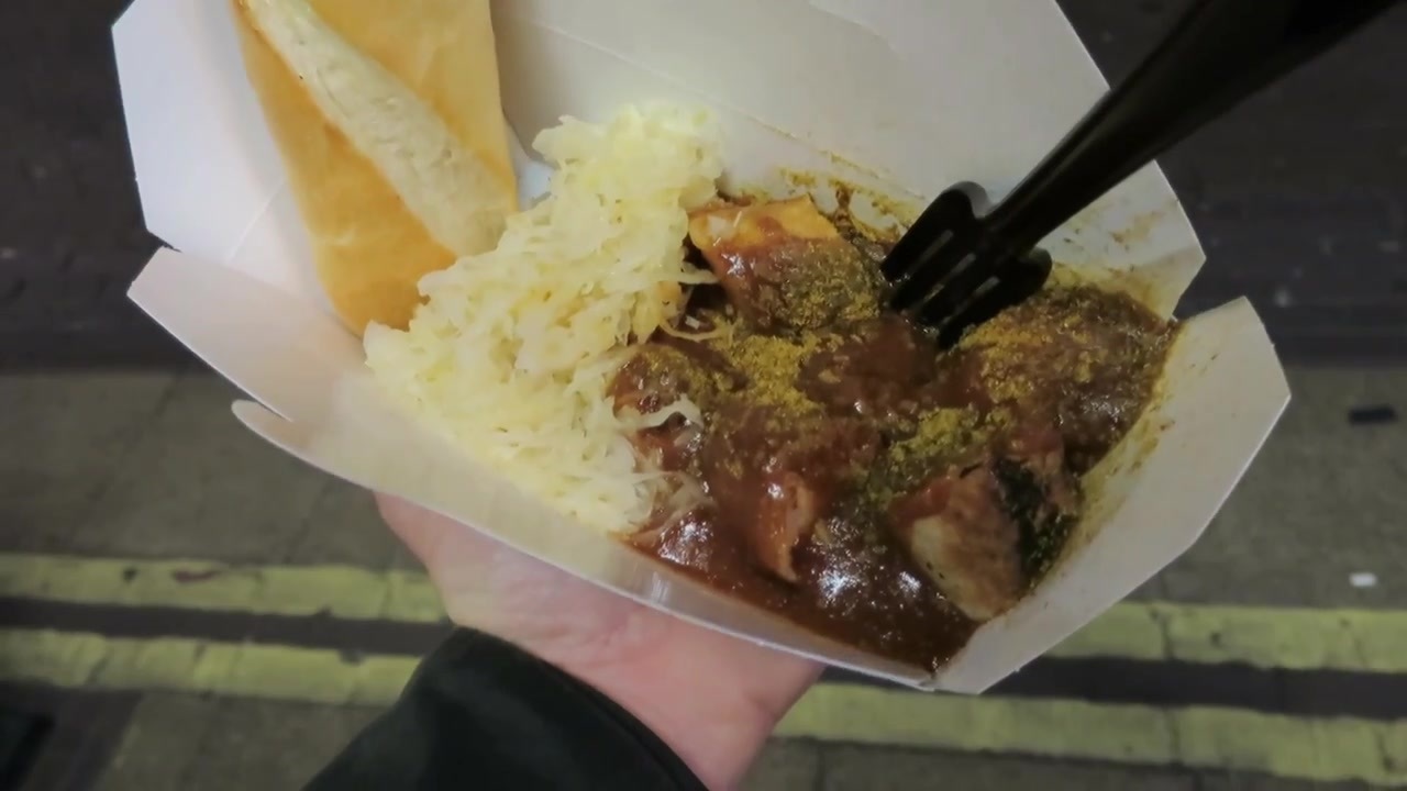 Currywurst with bread and sauerkraut from the December 2014 Villiers Street footage.